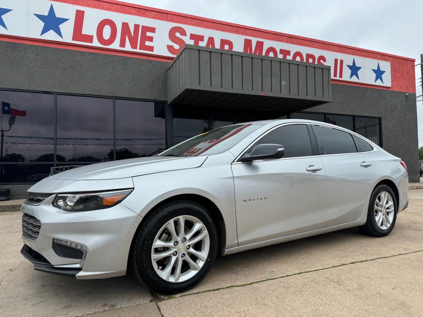 2017 SILVER /Gray CHEVROLET MALIBU LT 4dr Sedan (1G1ZE5ST8HF) with an 1.5L I4 Turbocharger engine, Automatic 6-Speed transmission, located at 5900 E. Lancaster Ave., Fort Worth, TX, 76112, (817) 457-5456, 0.000000, 0.000000 - This is a 2017 Chevrolet Malibu 1.5L I4 Turbocharger that is in excellent condition. There are no dents or scratches. The interior is clean with no rips or tears or stains. All power windows, door locks and seats. Ice cold AC for those hot Texas summer days. It is equipped with a CD player, AM/FM ra - Photo#0